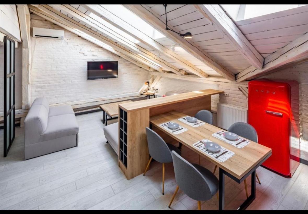 Romari Площа Ринок 29 Apartment ลวีฟ ภายนอก รูปภาพ